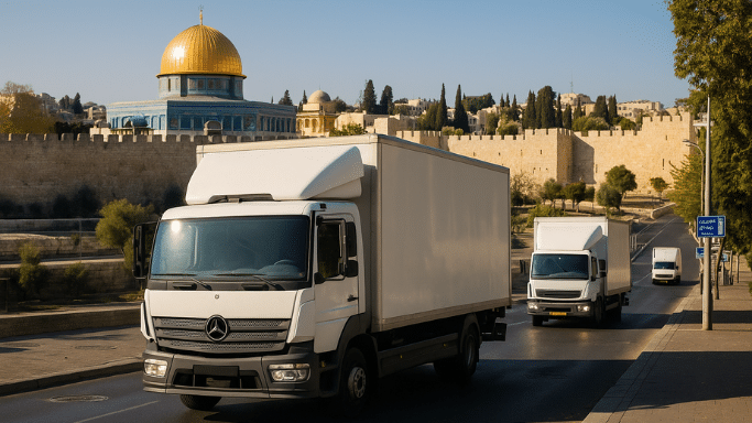 משאית של חברת הובלות בירושלים חונה ברחוב בעיר במהלך פריקת ציוד בעת מעבר דירה